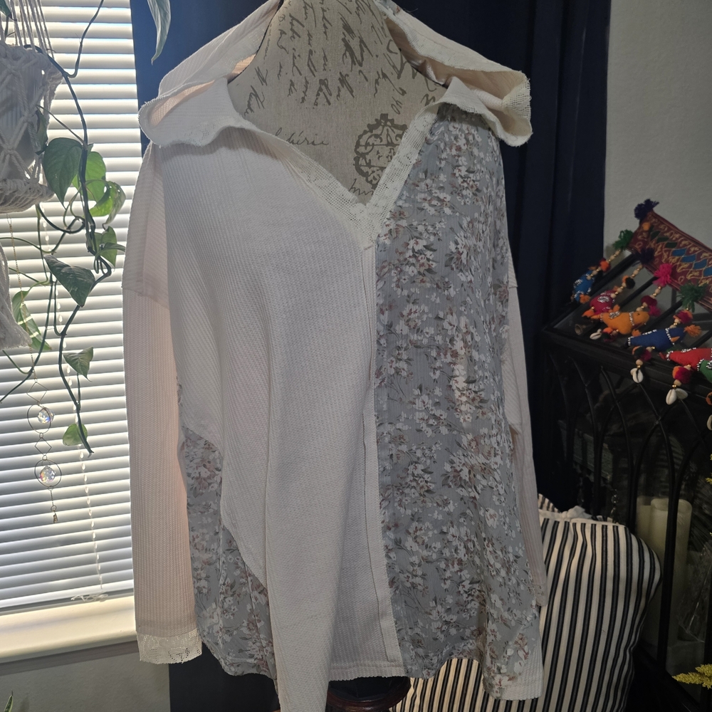 POL Oversized Lightweight Ivory & Light Blue Mixed-Media Floral Top